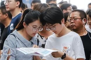 一起庆祝！阿菲夫完成双响，进球后翻过护栏与球迷拥抱